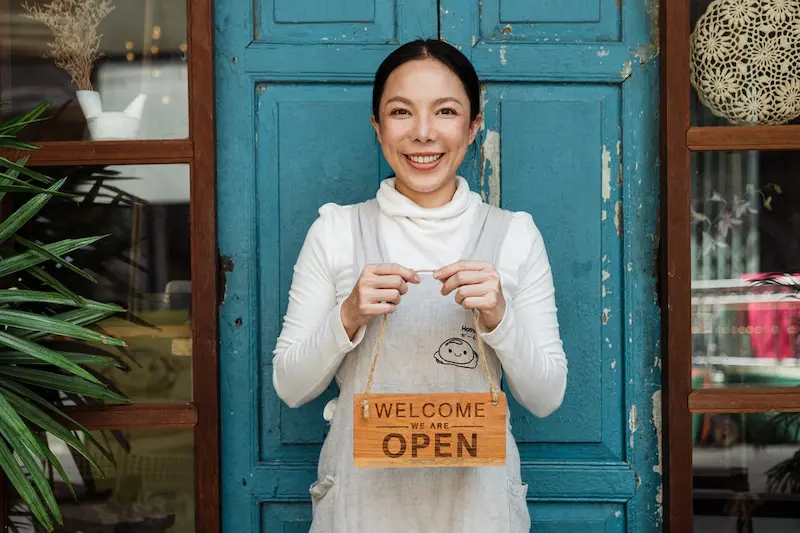 seorang wanita sedang membuka toko UMKM nya