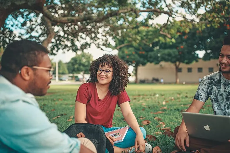 sekumpulan teman dekat sedang mendiskusikan bisnis