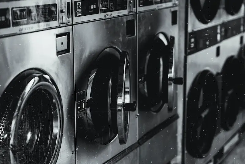 deretan mesin cuci untuk usaha laundry