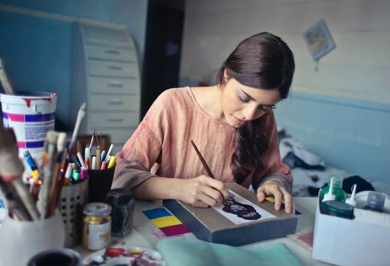 seorang wanita sedang membuat hiasan DIY