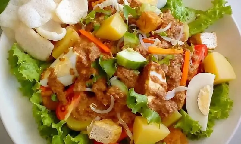 gado gado dengan sayur dan saus kacang