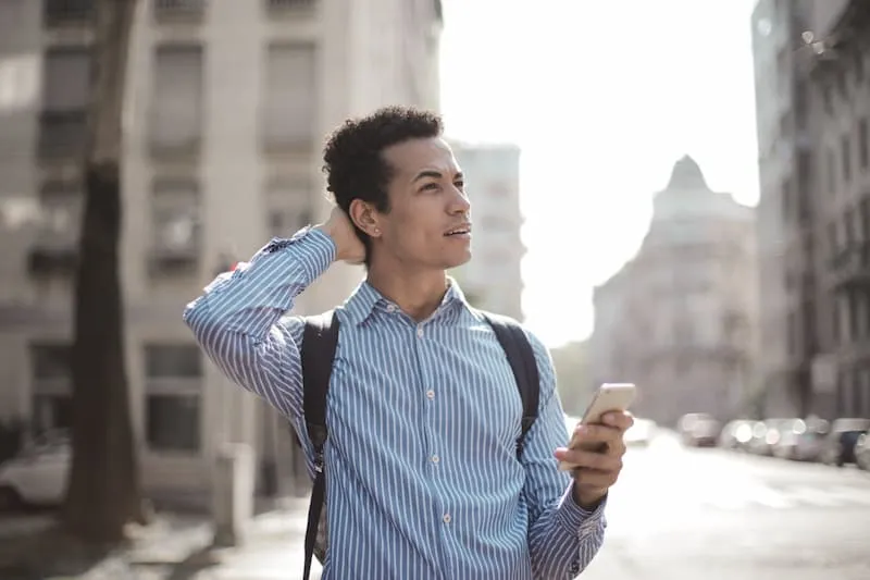 seorang pria kebingunan mencari alamat kantor pinjaman online