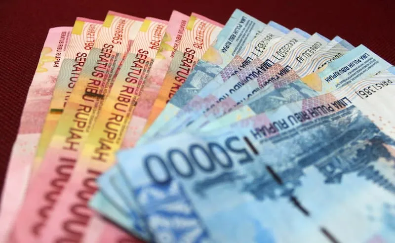 deretan uang seratus dan lima puluh ribu rupiah