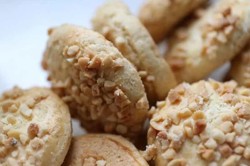 kue kering dengan taburan kacang