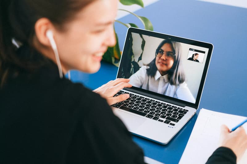 seorang wanita sedang mengajar kursus online