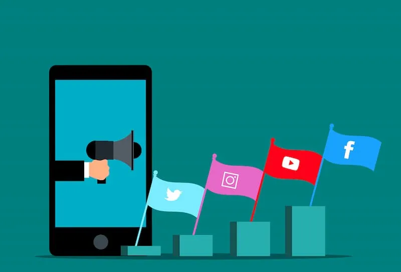 seseorang memegang pengeras suara di layar handphone