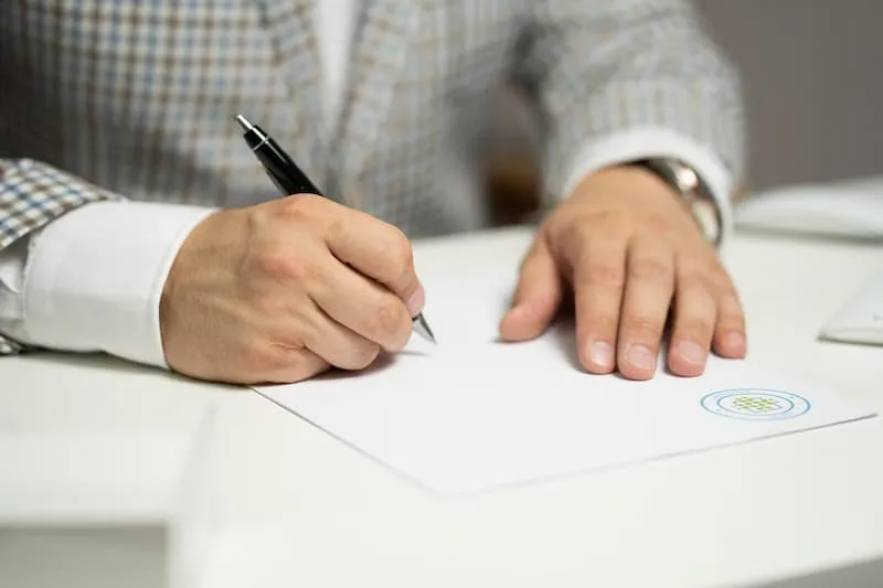 seseorang sedang mengisi formulir pendaftaran