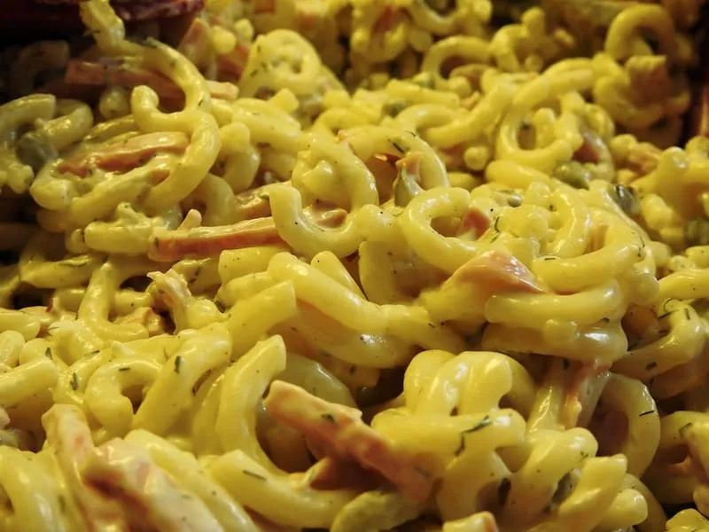 makaroni basreng siap santap di dalam wadah
