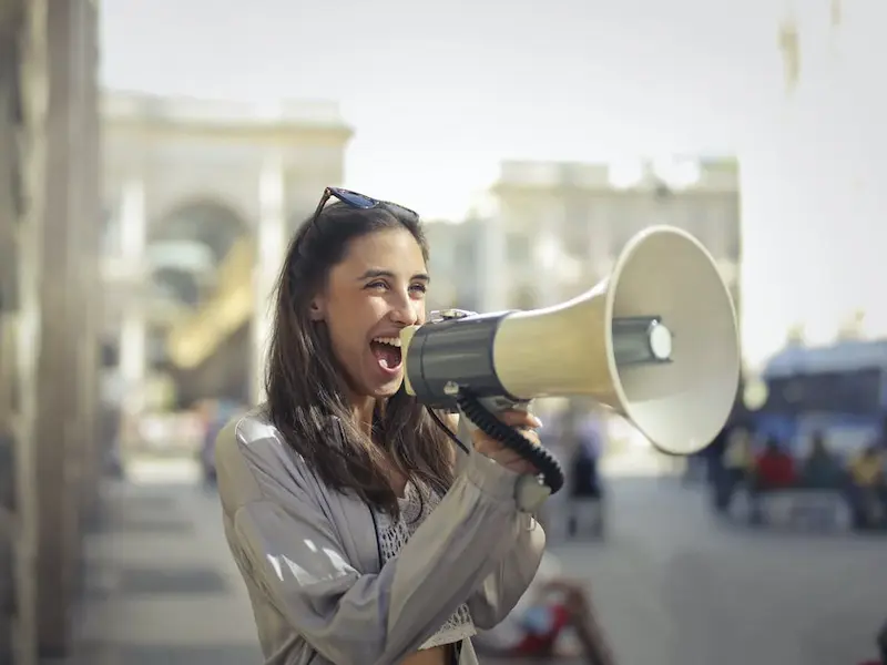 seorang wanita sedang melakukan promosi dengan megaphone