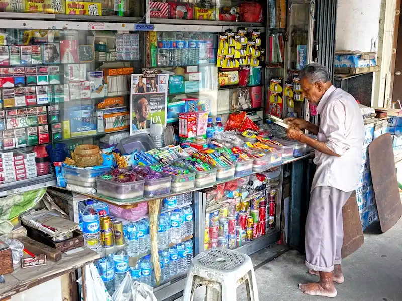 seorang kakek sedang berbelanja di toko kelontong