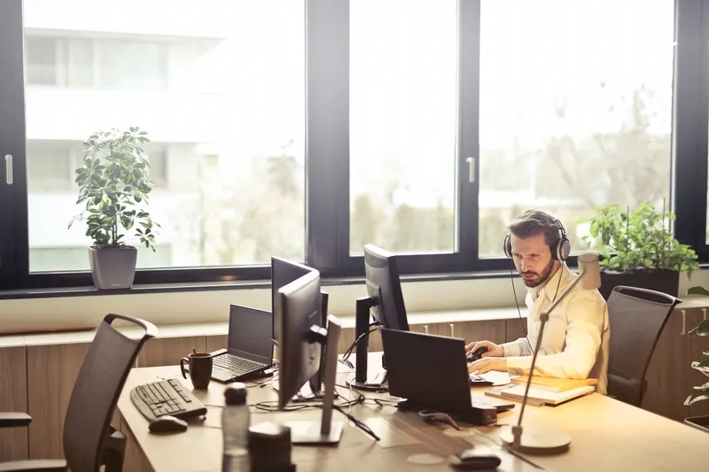 seorang pria sedang bekerja di kantor
