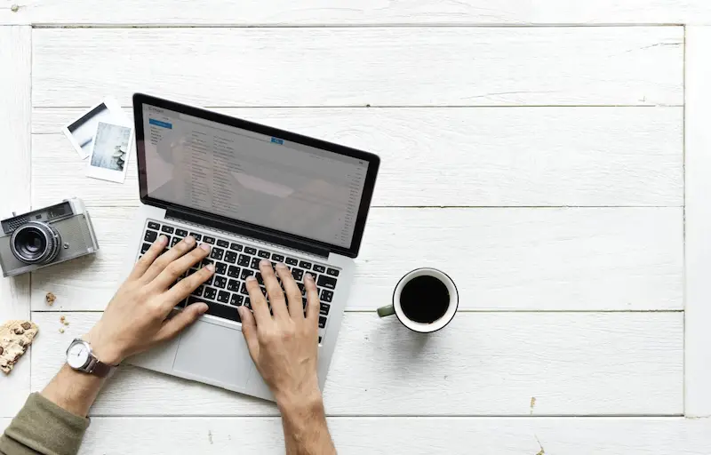 seorang penulis lepas sedang bekerja di depan laptop