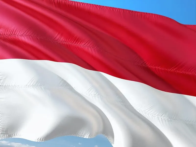 bendera indonesia dengan latar langit biru