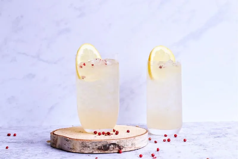 dua gelas mocktail di atas piring kayu