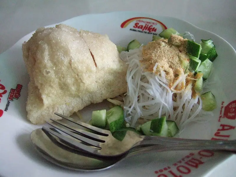 pempek dengan aneka sayur