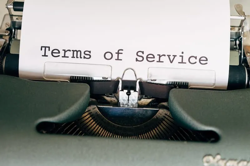 kertas di mesin tik bertuliskan terms of service