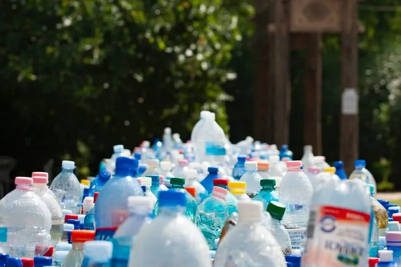 tumpukan botol bekas siap didaur ulang