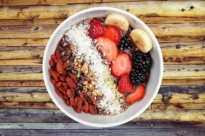 salad buah dengan topping oats di dalam wadah