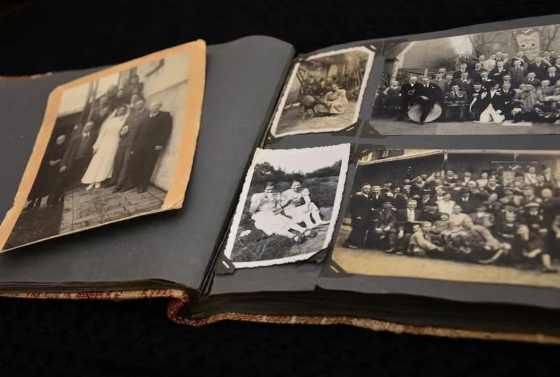 scrapbook yang berisikan foto foto tua