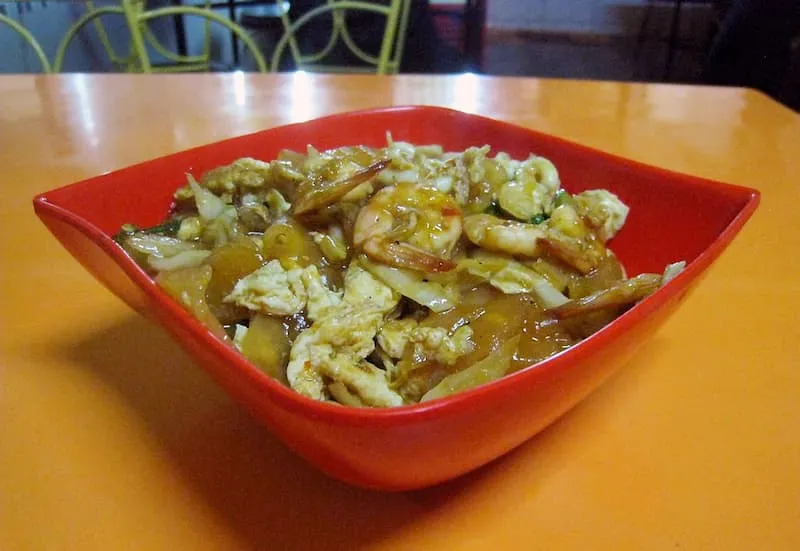 seblak dengan sayur siap santap di sebuah piring kecil