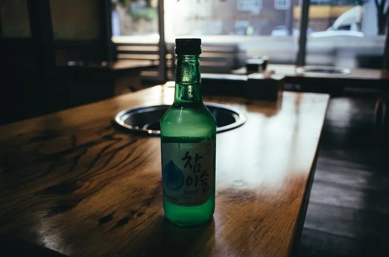 sebotol soju tanpa alkohol di atas meja