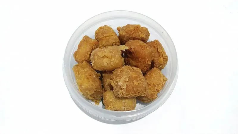 tahu goreng di dalam sebuah wadah putih