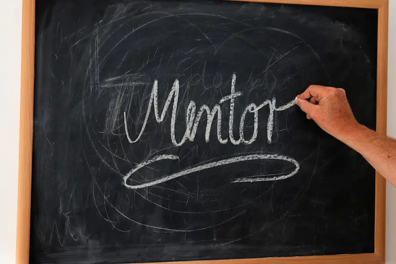 tulisan mentor di papan tulis