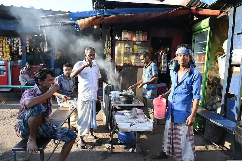 sekumpulan orang bersantai di depan toko kelontong