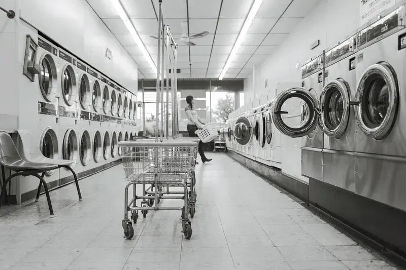 deretan mesin cuci di tempat laundry
