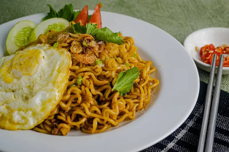 kreasi mi goreng dan telor di atas piring