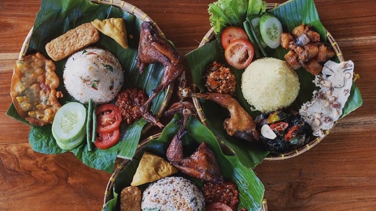 Paket Aneka Nasi Khas Sunda (source: travelingyuk)