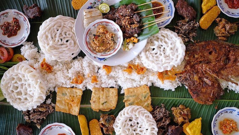 Paket Nasi Liwet (source: travelingyuk)