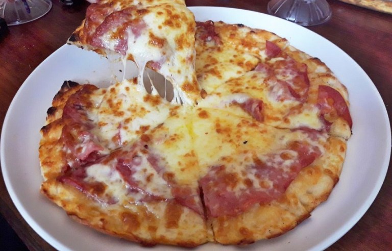 Pizza Kayu Bakar Smoked Beef (source: Pergikuliner)