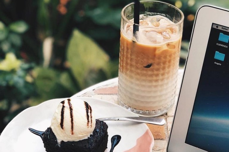 Brownies Ice Cream dan Iced Caffe Latte (source: travelingyuk)